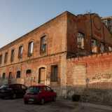 ...rosso monumento all�archeologia industriale che pare quasi una cattedrale romanica, con tanto di rosone, facciata a capanna e finestre monofore